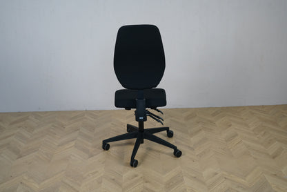 Daarbak Paris sort kontorstol med høj ryg og fuldpolstret design set bagfra.