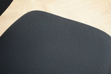 Nærbillede af sædepolstring i slidstærkt sort stof på Daarbak Paris kontorstolen