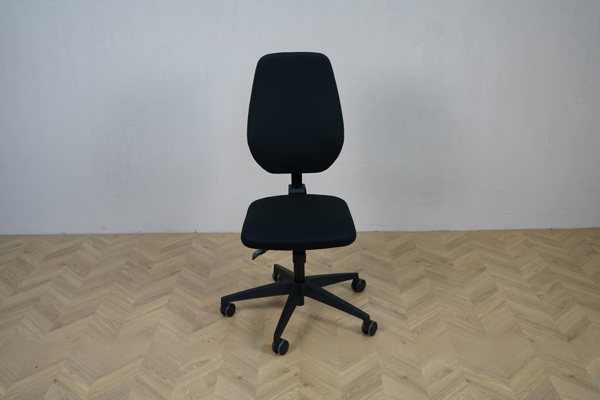 Daarbak Paris kontorstol i sort med høj ryg og asynkron mekanisme set forfra.