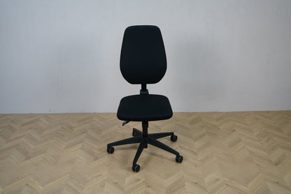 Daarbak Paris kontorstol i sort med høj ryg og asynkron mekanisme set forfra.