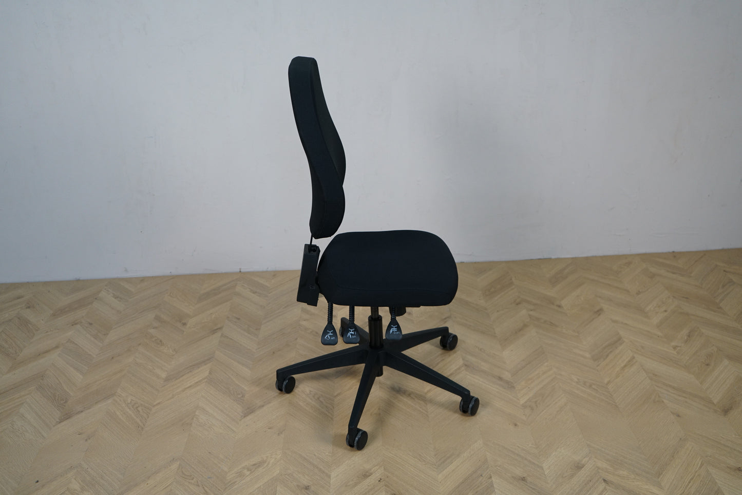 Daarbak Paris kontorstol set fra siden med høj ryg, asynkron funktion og justerbar ryg.