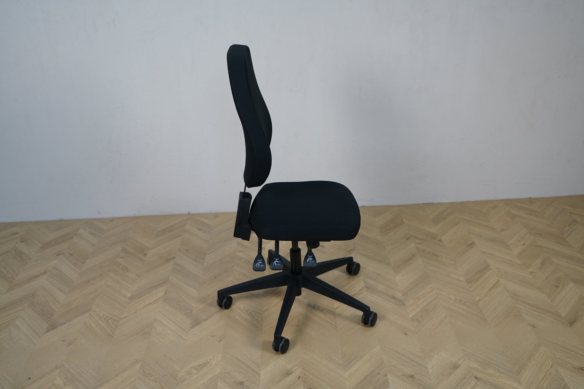 Daarbak Paris kontorstol set fra siden med høj ryg, asynkron funktion og justerbar ryg.