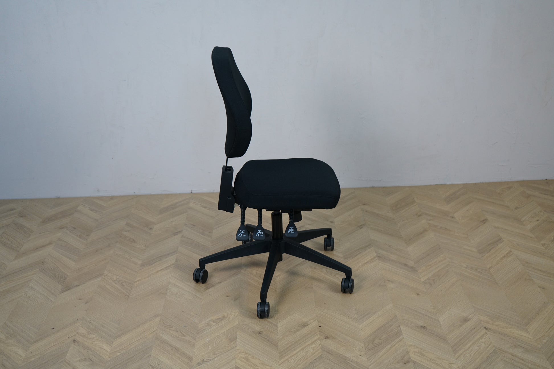 Daarbak Paris kontorstol set fra siden med asynkron funktion, justerbar ryg og bløde hjul