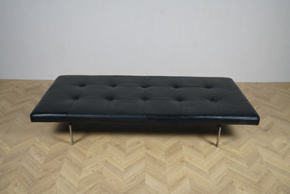 dagseng i sort læder og forkromede stålben