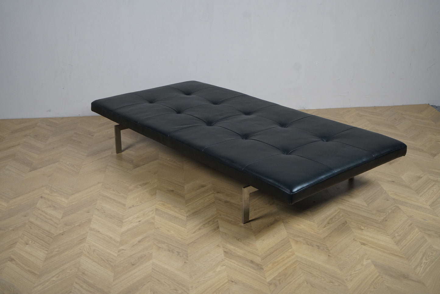 dagseng i sort læder set skrå fra venstre