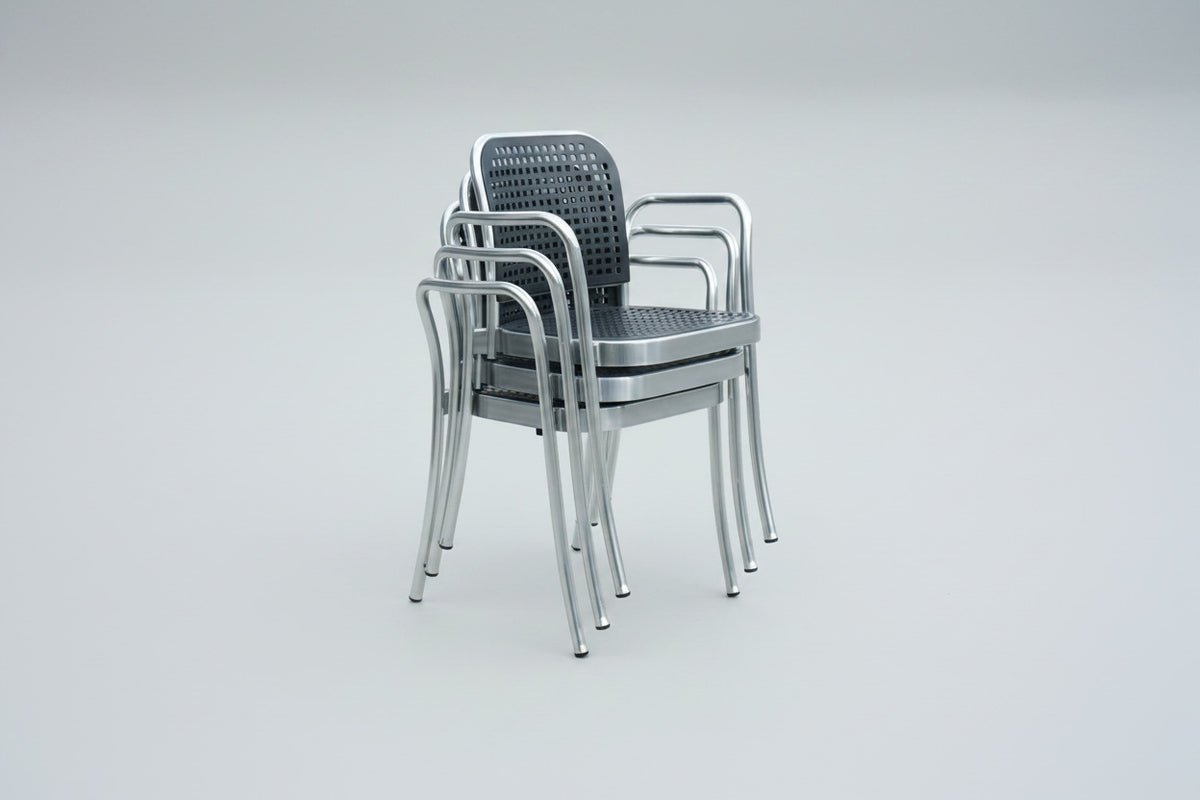 Stablede De Padova Silver stole med armlæn i sort plast og aluminium