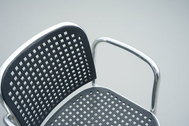 Close up af De Padova Silver stol med perforeret sort plast og aluminiumsstel