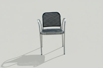 De Padova Silver designstol med armlæn i sort plast og aluminium set forfra