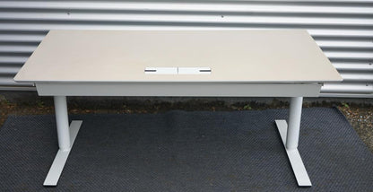 Bagfra visning af Dencon Delta hæve-sænkebord 160x80 cm med stabilt stel og kabelstyring.