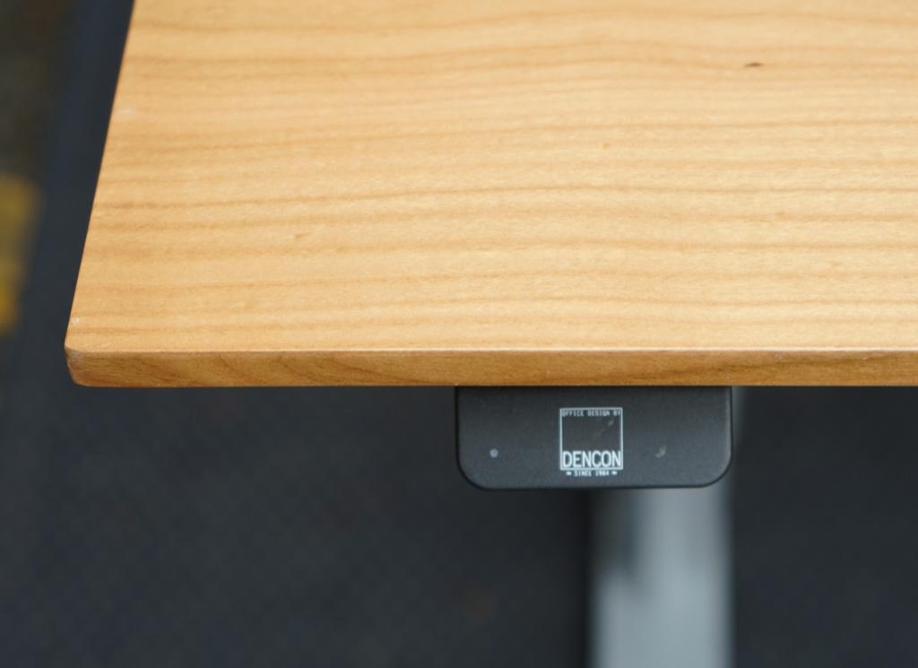 Detaljebillede af prisvindende betjeningspanel med memoryfunktion på Dencon Delta hæve-sænkebord.
