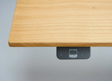 Detaljebillede af prisvindende betjeningspanel med memoryfunktion på Dencon Delta hæve-sænkebord.