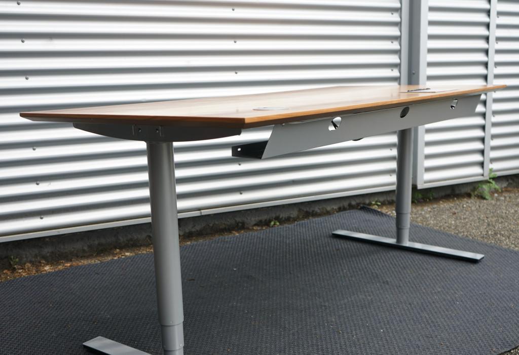 Undersiden af Dencon Delta hæve-sænkebord med elektrisk stel og kabelbakke.