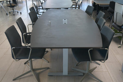 Sideprofil af Dencon Delta konferencebord med matsort bordplade og diskret stel – stilfuldt mødebord i 240x120 cm.