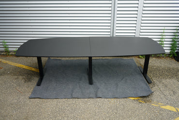 Dencon Delta konferencebord 270x120 i sort set forfra med tøndeformet bordplade.