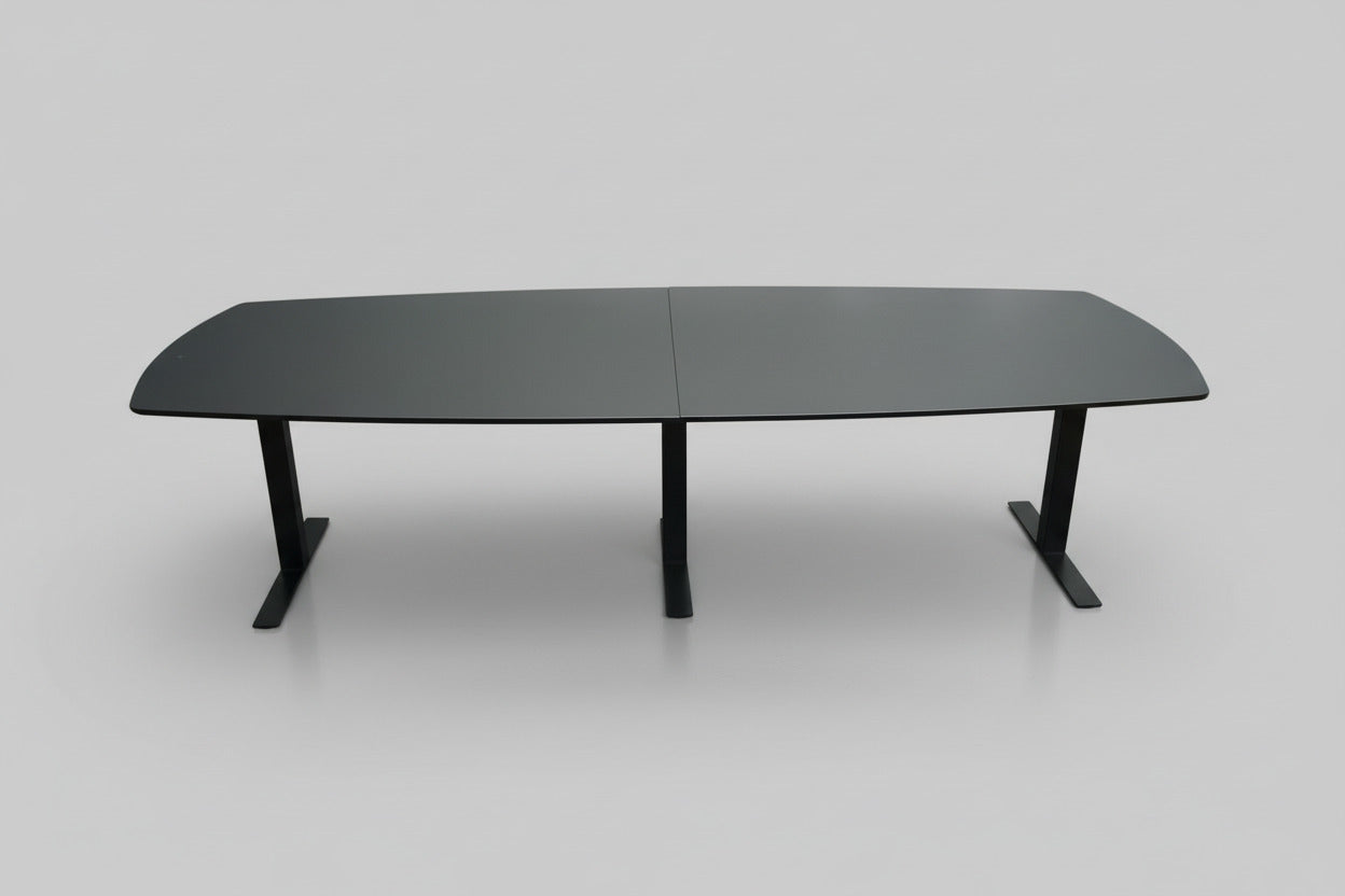 Dencon Delta konferencebord 270x120 i sort set forfra med tøndeformet bordplade.
