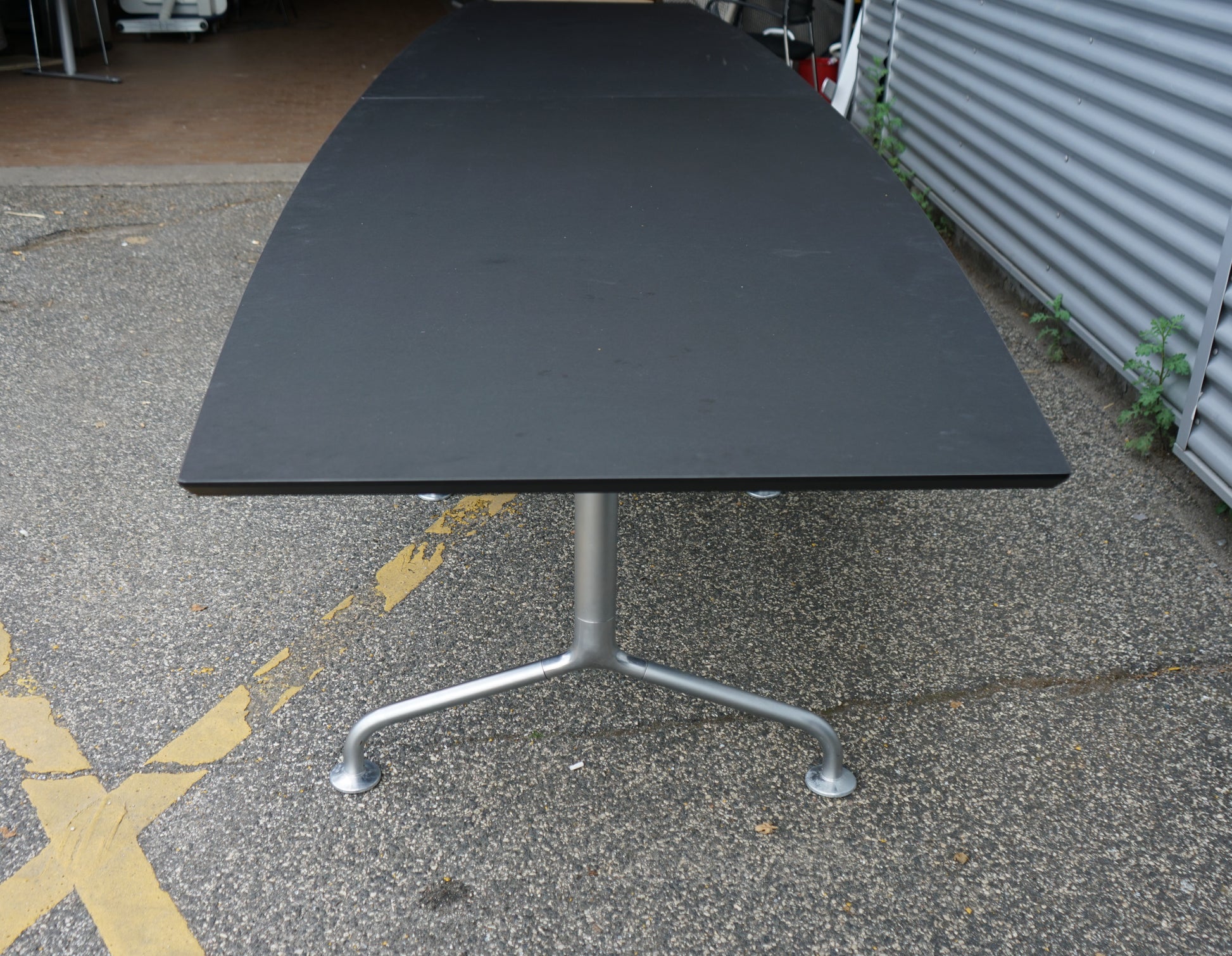 Dencon Delta konferencebord i sort linoleum set fra siden, 420x120 cm, med elegant affaset kant.