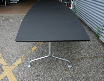 Dencon Delta konferencebord i sort linoleum set fra siden, 420x120 cm, med elegant affaset kant.