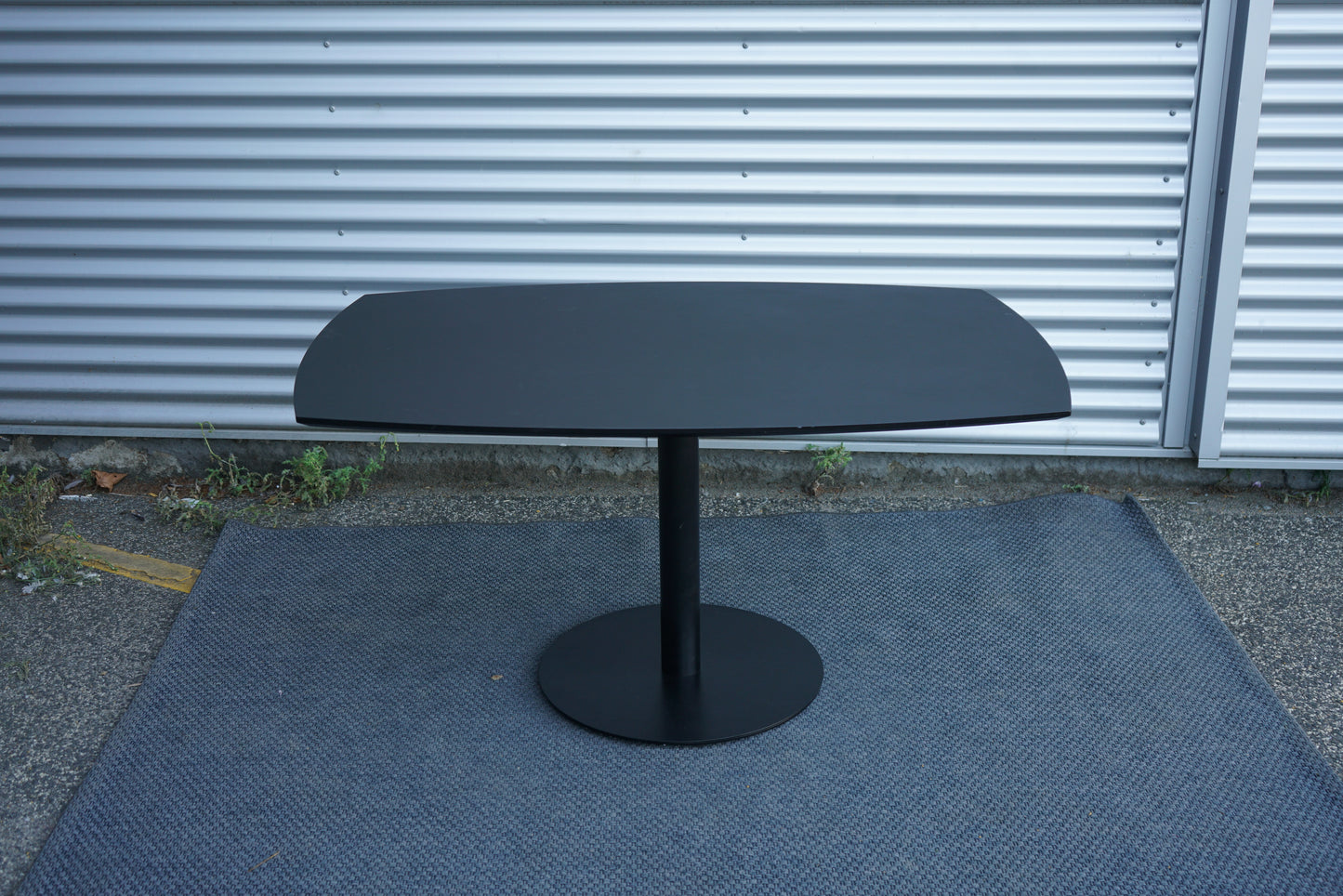 Dencon Delta lille mødebord 140x90 cm – tøndeformet bordplade i sort linoleum set forfra