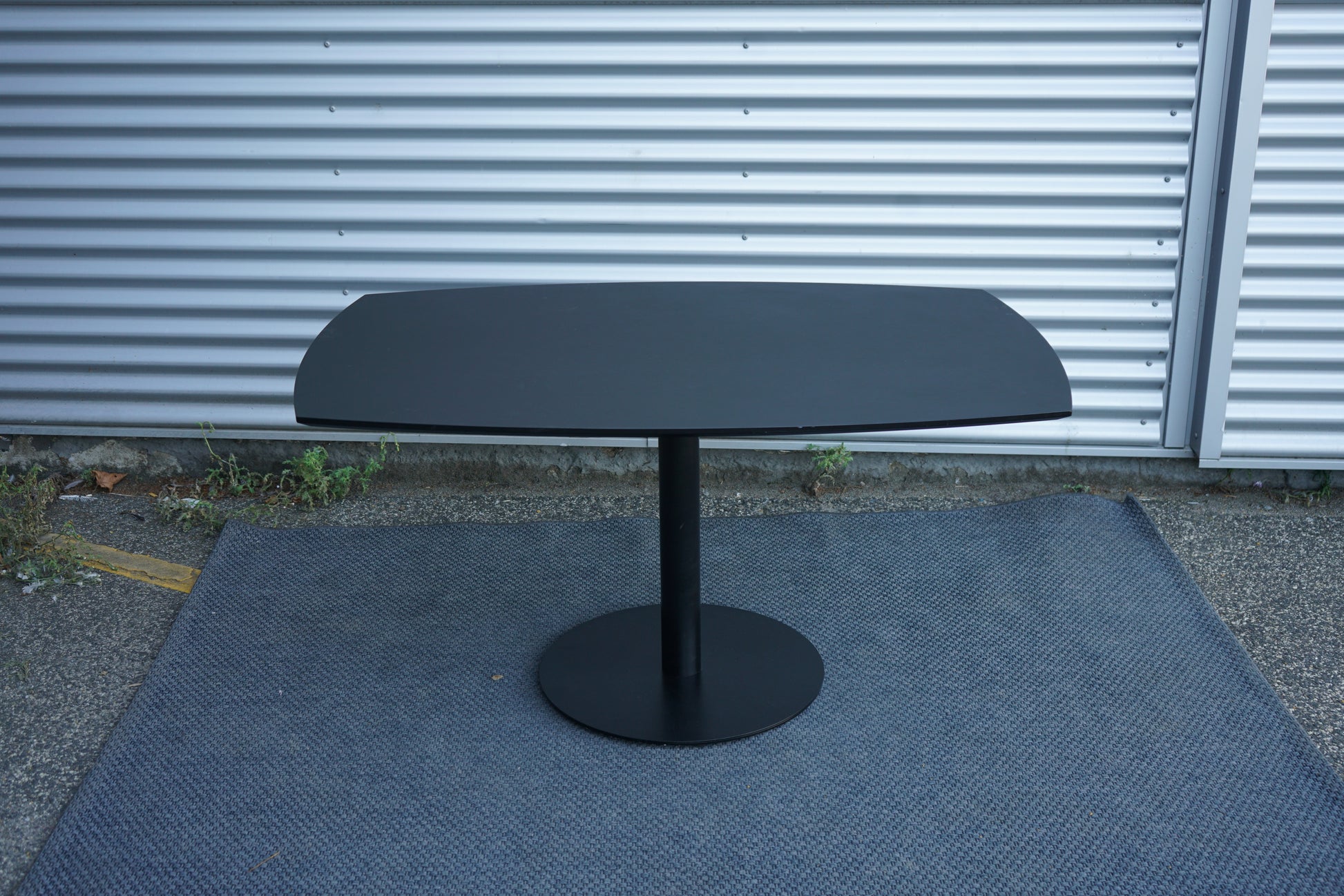 Dencon Delta lille mødebord 140x90 cm – tøndeformet bordplade i sort linoleum set forfra