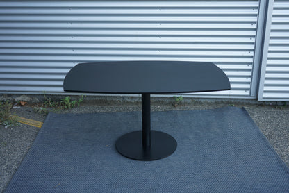 Dencon Delta lille mødebord 140x90 cm – tøndeformet bordplade i sort linoleum set forfra