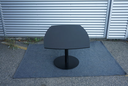 Sidebillede af Dencon Delta lille mødebord 140x90 cm – elegant tøndeformet bordplade i sort linoleum