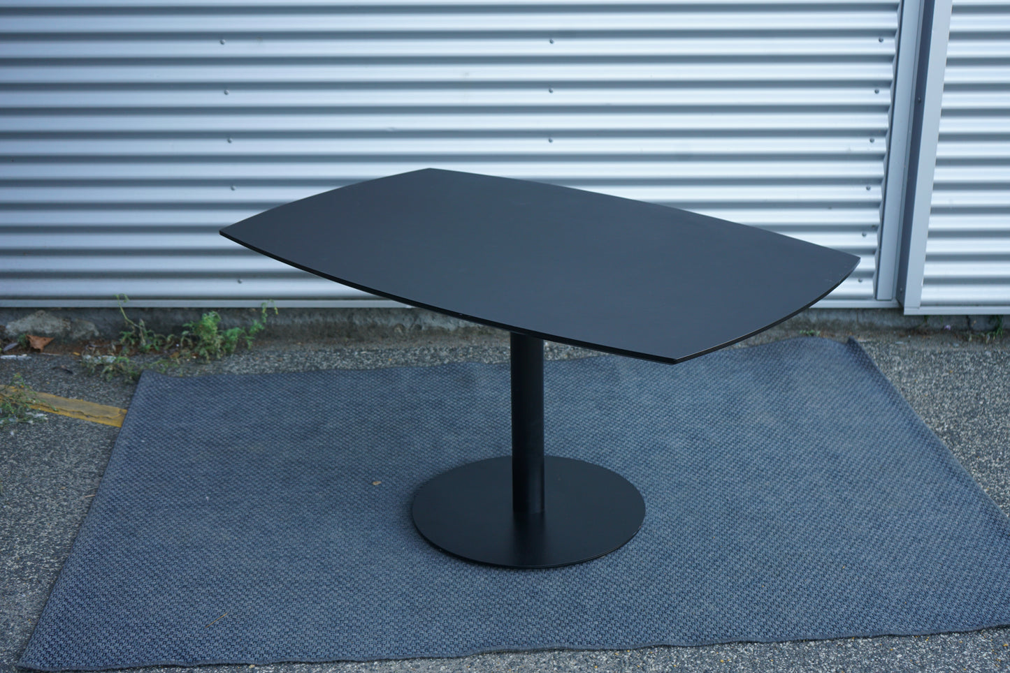 Dencon Delta lille mødebord 140x90 cm – skrå vinkel med sort linoleum bordplade og søjleunderstel