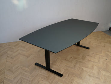Dencon Delta konferencebord i sort linoleum – front lige vinkel