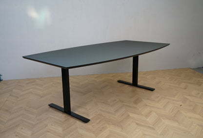 Dencon Delta mødebord 205x110 cm i sort linoleum – set forfra