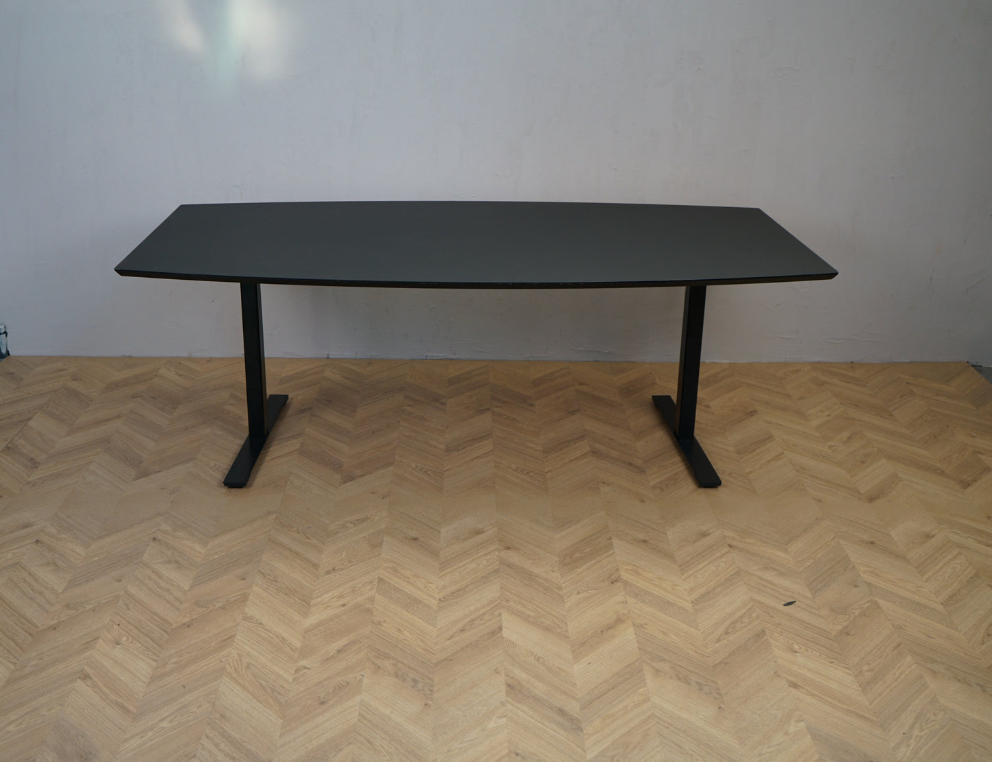 Dencon Delta konferencebord 205x110 cm – skrå vinkel med sort stel