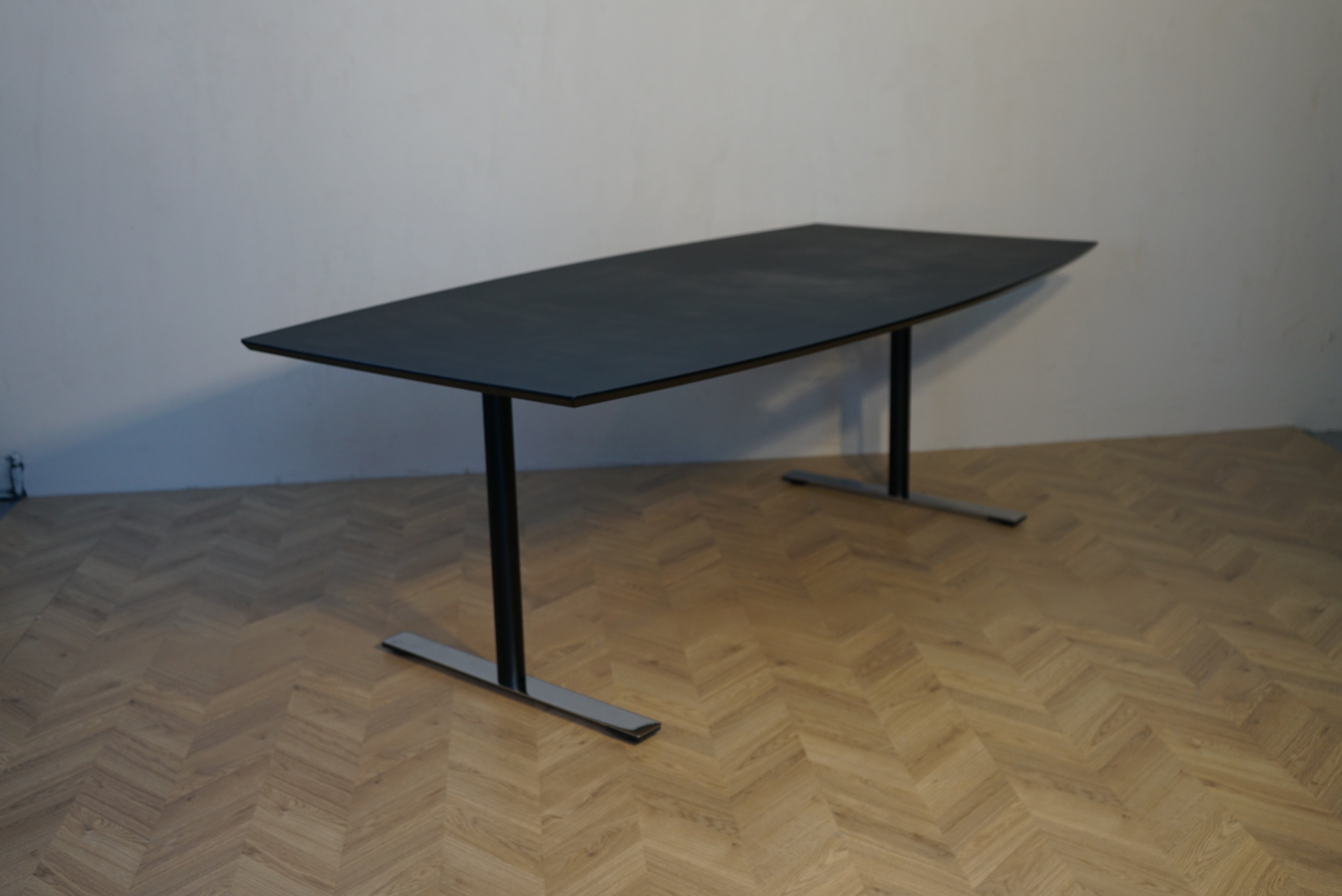 Dencon Delta mødebord 206x110 cm sort nano laminat tøndeformet set forfra