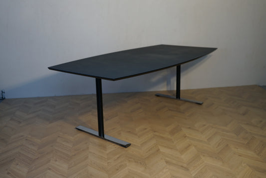 Dencon Delta mødebord 206x110 cm sort nano laminat tøndeformet set forfra