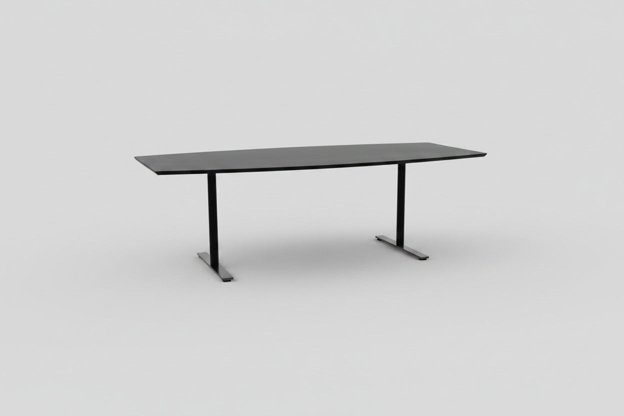 Dencon Delta mødebord 240x120 cm med sort linoleumsplade og sort stel set forfra