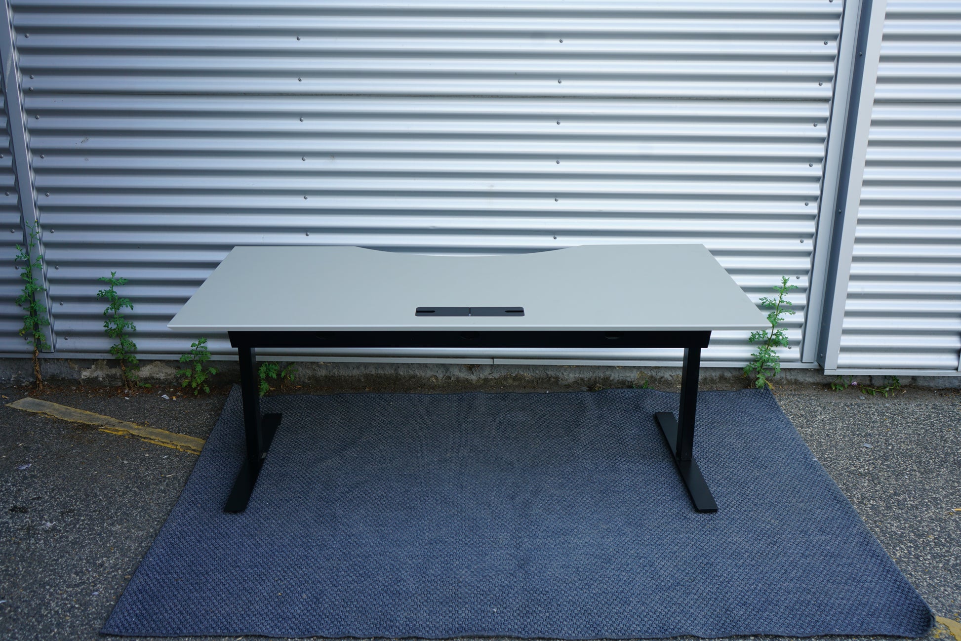 Bagfra billede af Dencon Delta skrivebord med kabelbakke og ergonomisk Linak kontrolpanel