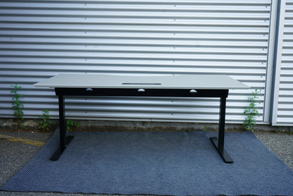 Lige billede af Dencon Delta skrivebord 180x90 beige med smukt design og praktisk kabelstyring