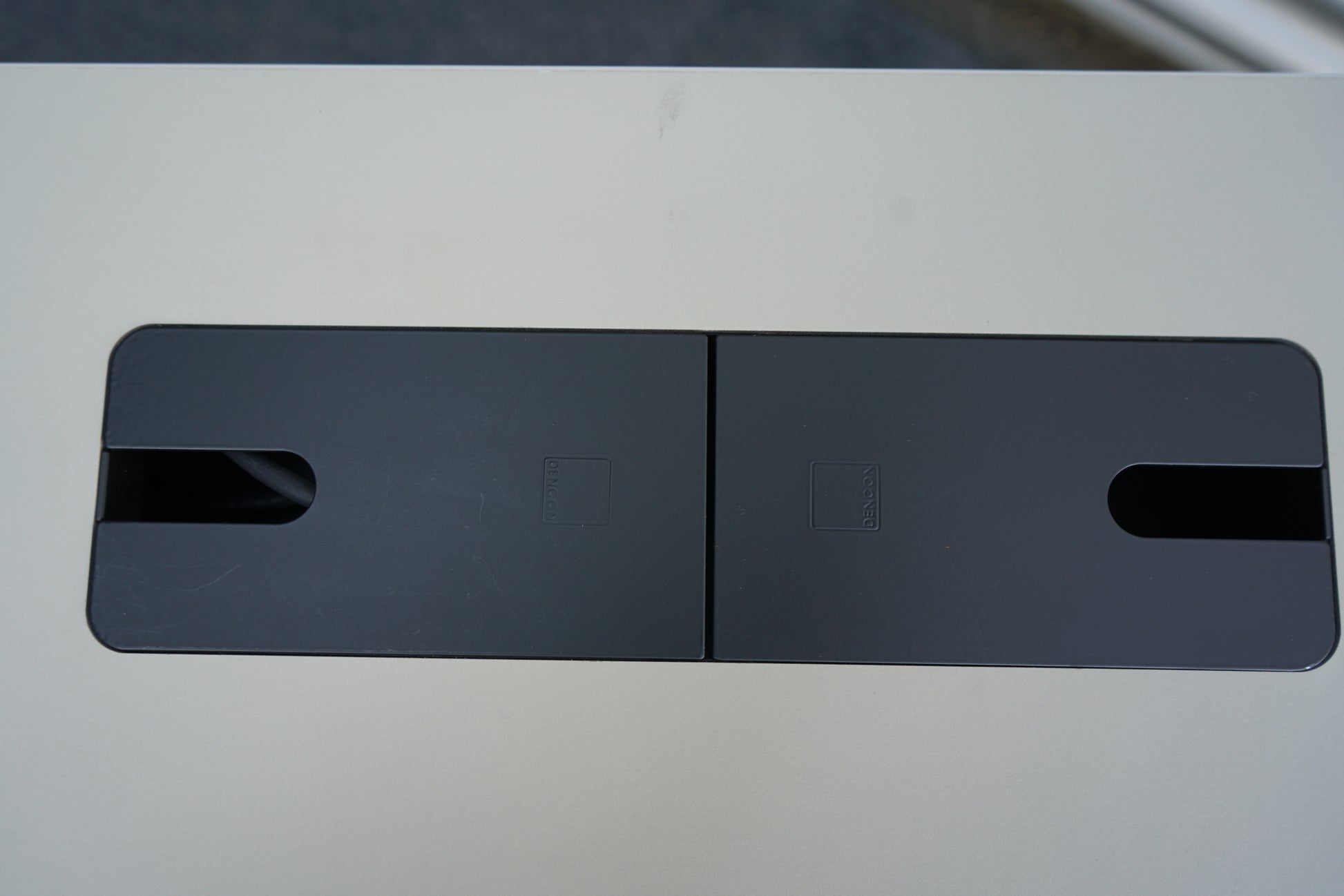 Kabelbakker og kabelklap under Dencon Delta skrivebord 180x90 i beige, for organiseret ledningshåndtering