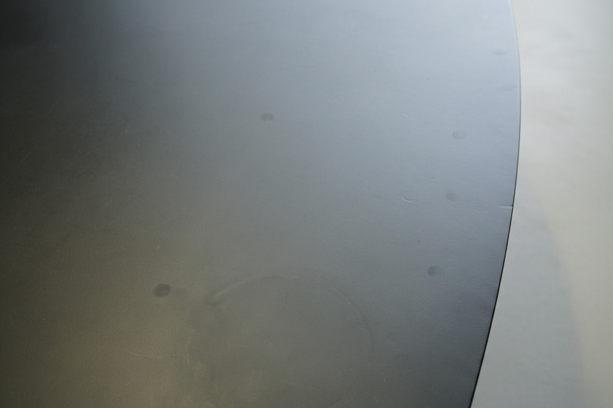 Close up af Dencon Gefion bordplade i sort linoleum og metal stel
