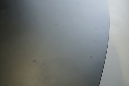 Close up af Dencon Gefion bordplade i sort linoleum og metal stel