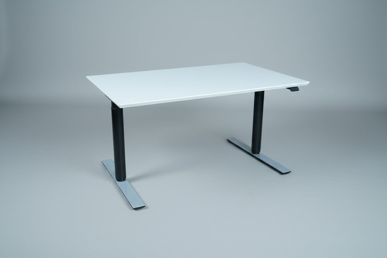 Dencon hæve-sænkebord 120x80 cm med hvid linoleum, sort stel og grå fødder – set forfra