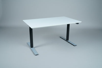 Dencon hæve-sænkebord 120x80 cm med hvid linoleum, sort stel og grå fødder – set forfra