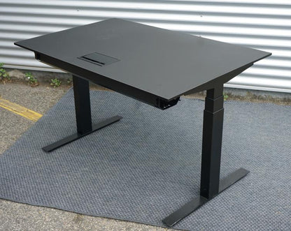 Dencon hæve-sænkebord 120x80 set bagfra med kabelbakke og sort understel.