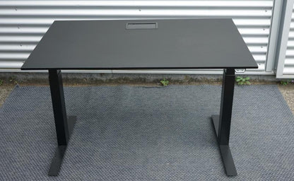 Frontbillede af Dencon hæve-sænkebord 120x80 med sort linoleum bordplade og sort understel.