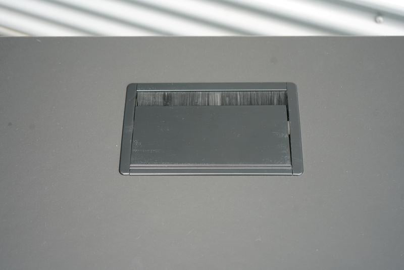 Detaljebillede af kabelbakke under Dencon hæve-sænkebord 120x80 med sort understel.