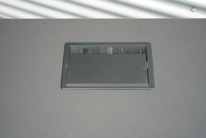 Detaljebillede af kabelbakke under Dencon hæve-sænkebord 120x80 med sort understel.