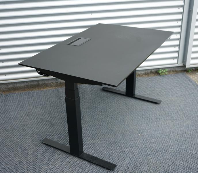 Dencon hæve-sænkebord 120x80 med sort linoleum bordplade og sort understel set fra skrå vinkel.