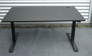 Frontbillede af Dencon hæve-sænkebord 130x80 med sort linoleum bordplade og sort understel.