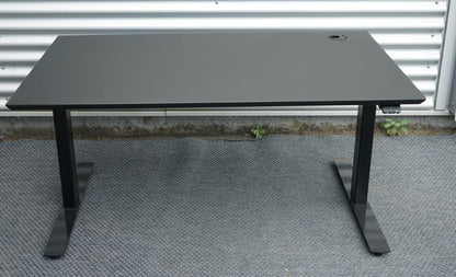 Frontbillede af Dencon hæve-sænkebord 130x80 med sort linoleum bordplade og sort understel.