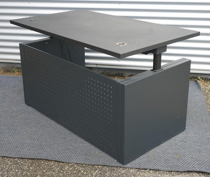Bagfra visning af Dencon hæve-sænkebord 140x80 cm All Black Edition med kabelbakke og robust stel.