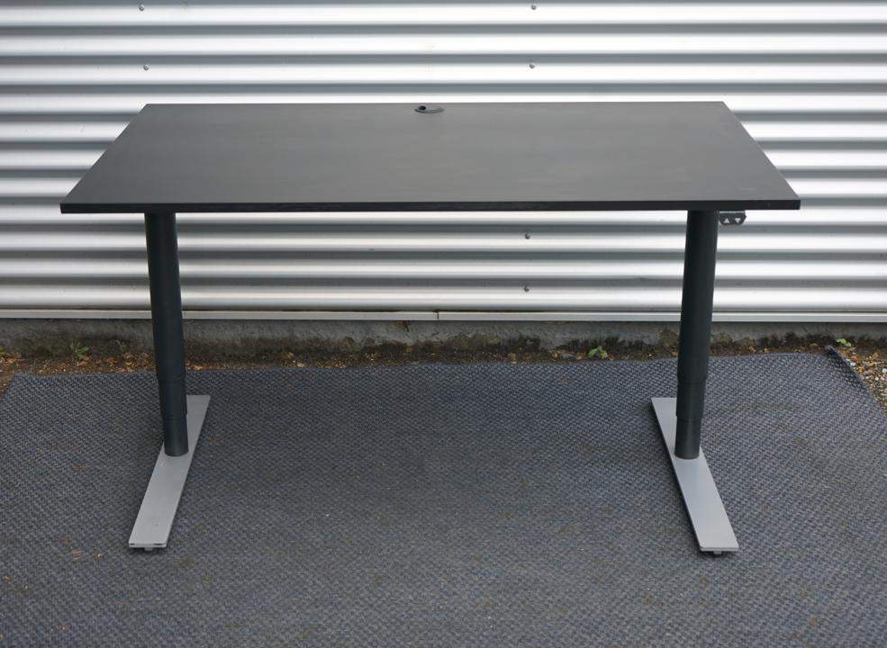 Frontvisning af Dencon hæve-sænkebord 140x80 cm i sort med kabelgennemføring og justerbar højde.