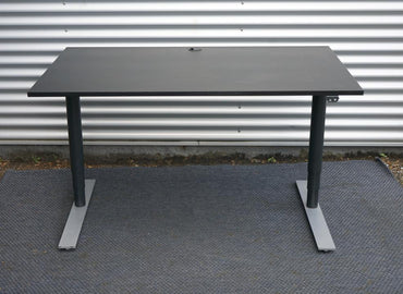 Frontvisning af Dencon hæve-sænkebord 140x80 cm i sort med kabelgennemføring og justerbar højde.