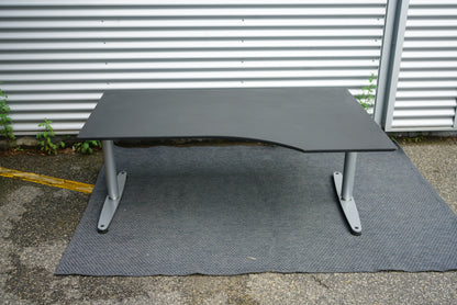 Frontvisning af Dencon hæve-sænkebord 160x100 cm sort højrevendt med kabelbakke og affasede kanter
